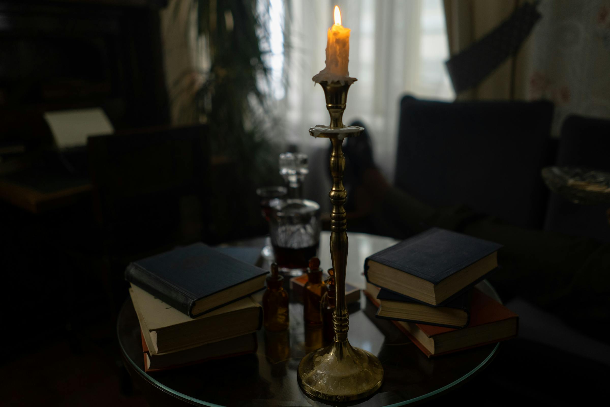 Altes Buch im warmen Kerzenlicht — Tiefenpsychologie von Carl Jung