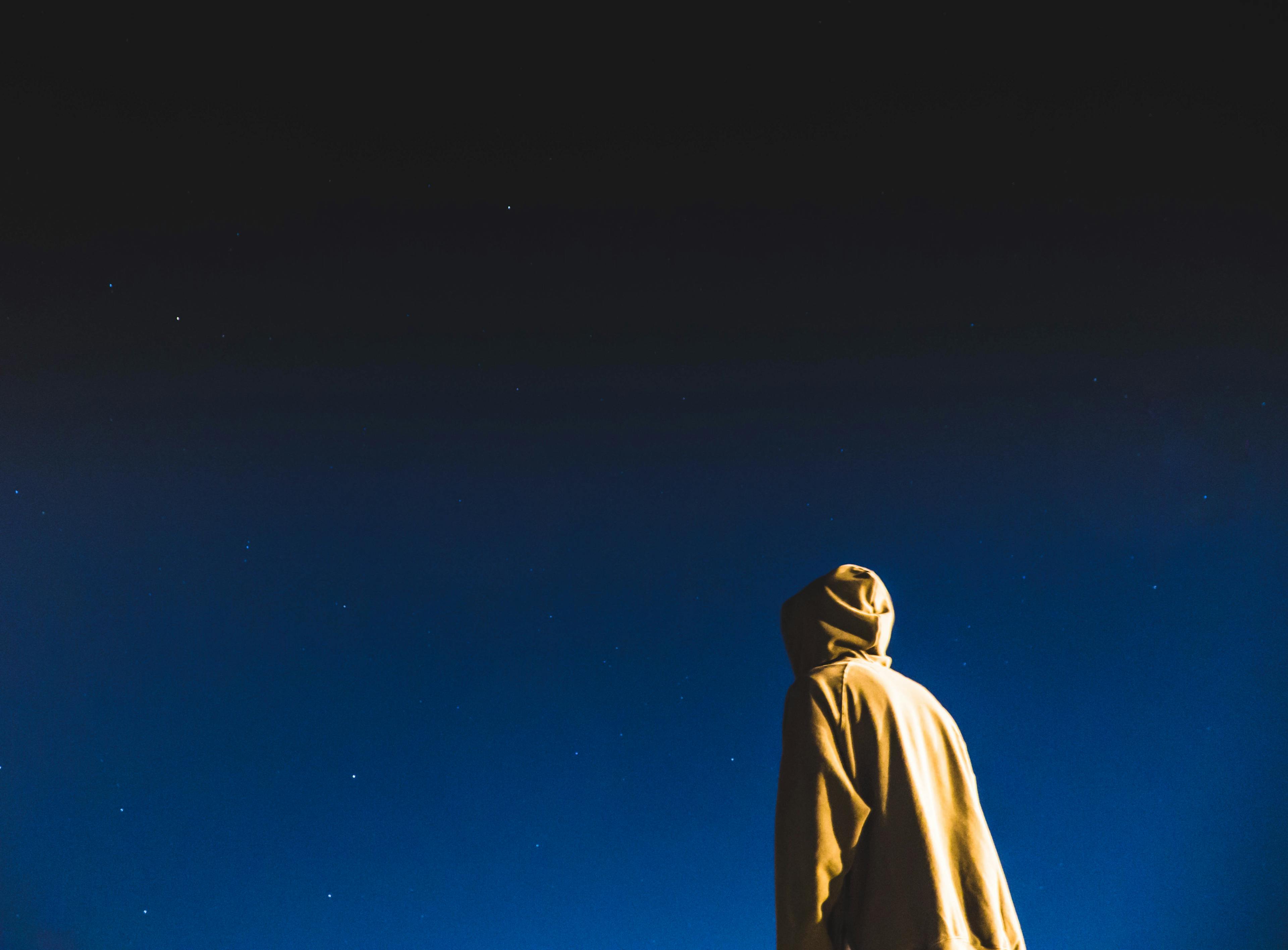 Person blickt in den Sternenhimmel — Lebenszahl und Seelenplan