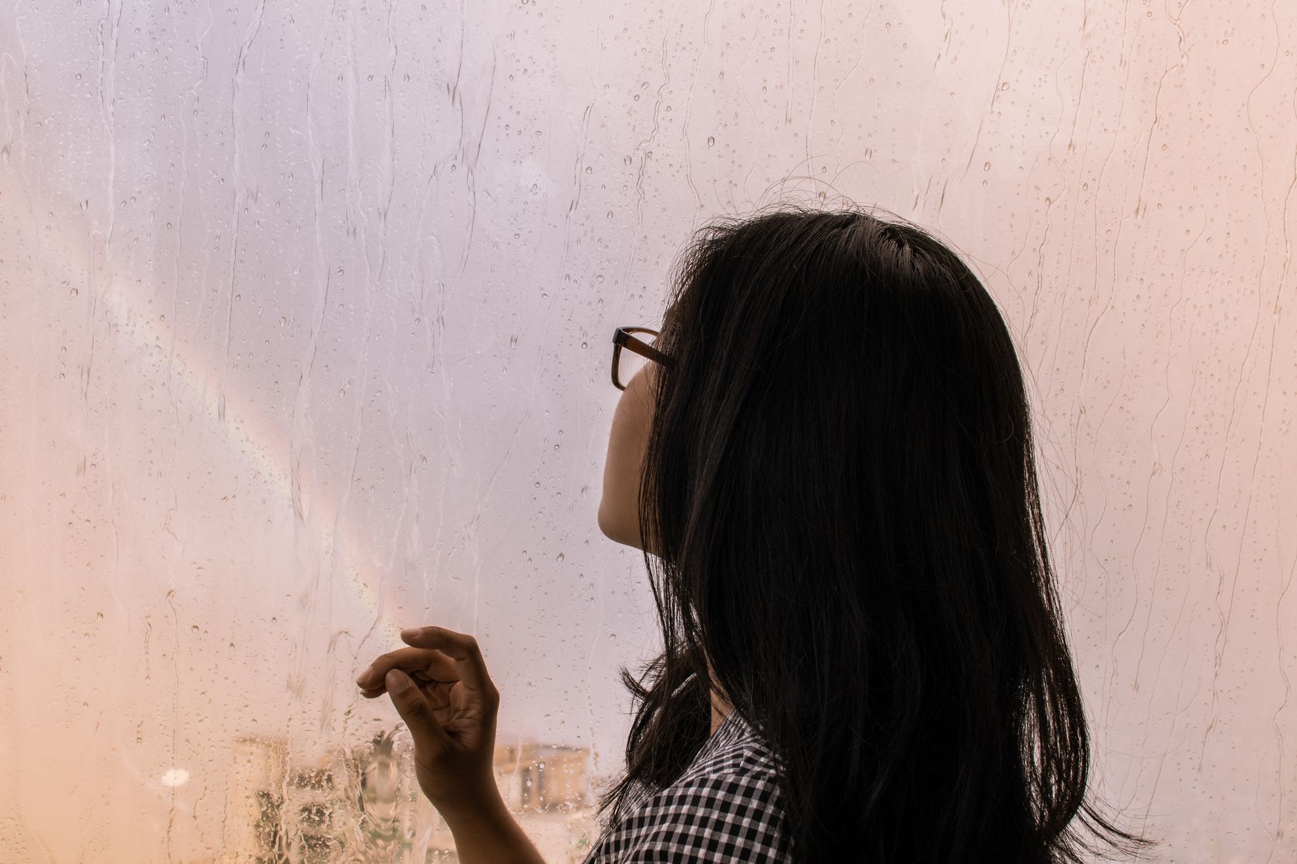 Ein Mensch am Fenster, der Blick in die Stille gerichtet — die Begegnung mit dem eigenen Festhalten