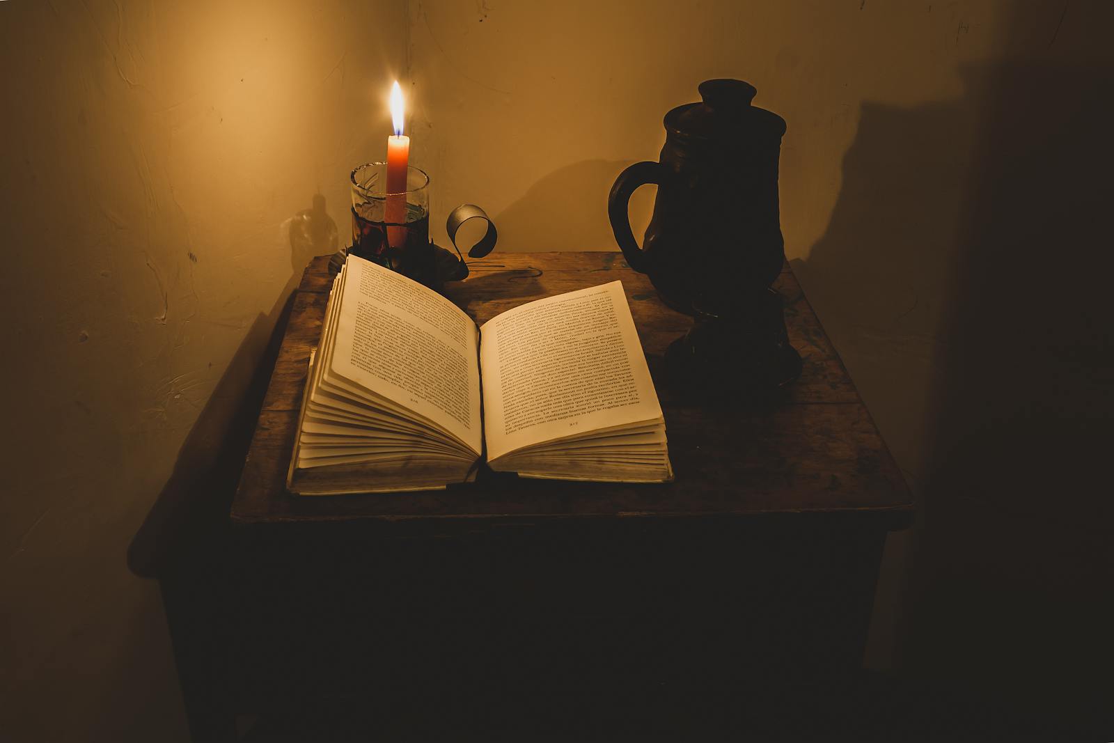 Altes heiliges Buch im warmen Kerzenlicht
