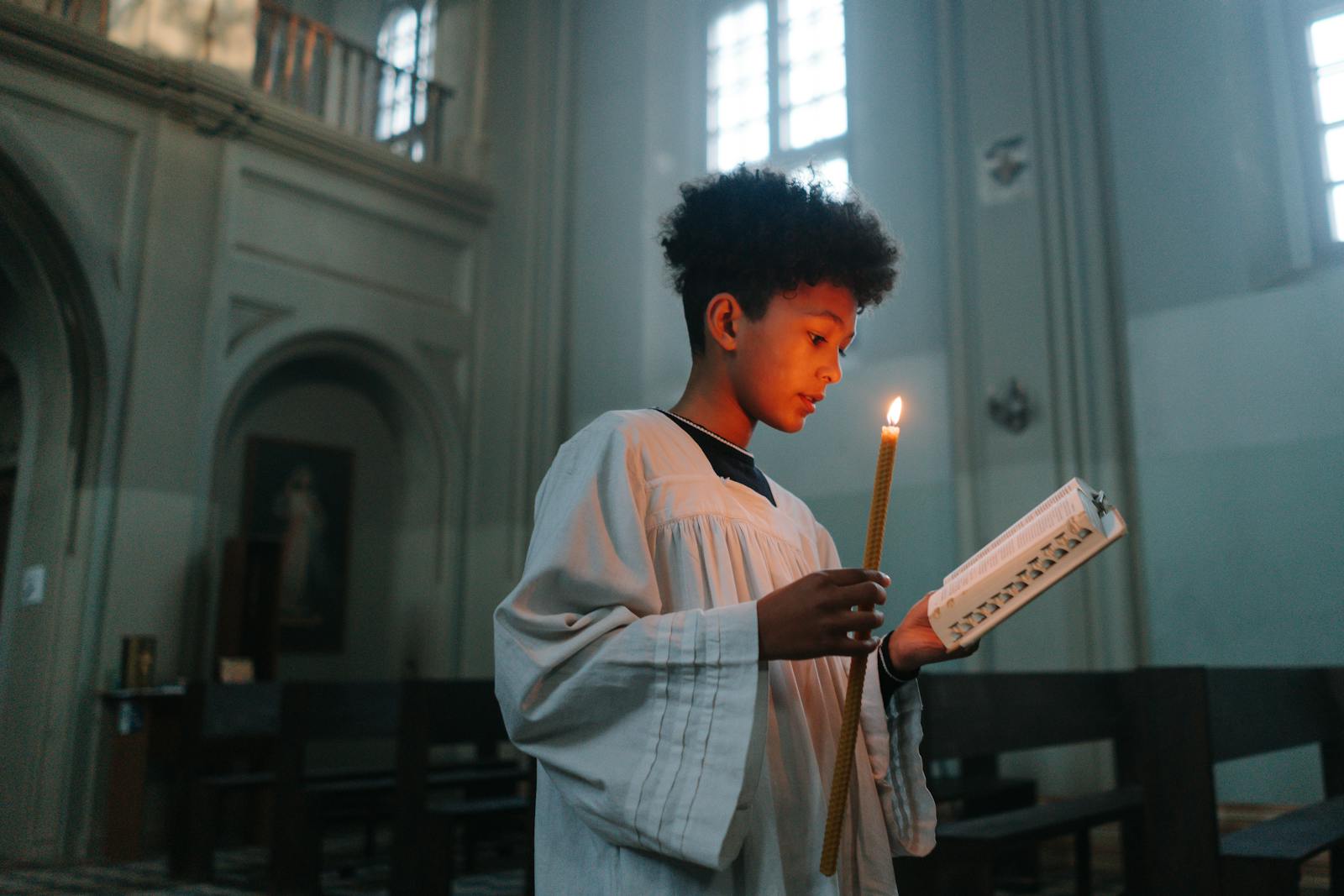 Kerze, Altar und heiliges Buch — Trost aus alten Schriften
